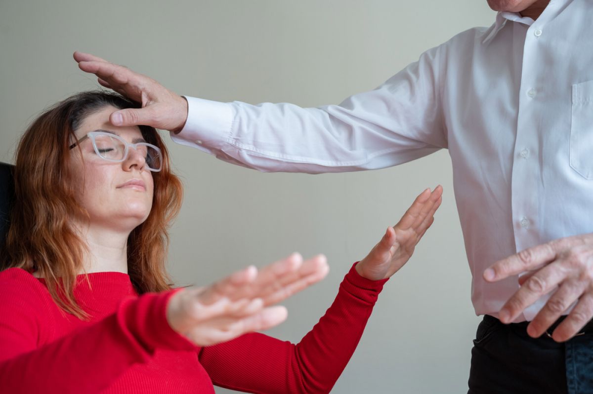 Как невербальный гипноз меняет реальность?